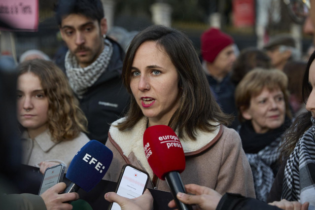 La secretaria general de Podemos, Ione Belarra, atiende a los medios de comunicación durante la manifestación ‘Paremos el genocidio en Palestina’, a 18 de enero de 2025, en Madrid (España).