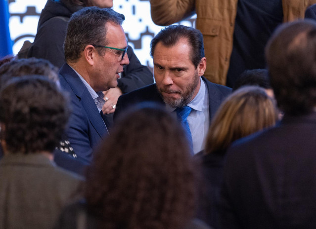 El ministro de Transporte y Movilidad Sostenible, Óscar Puente (c), durante el acto 'HispanIA 2040: cómo la inteligencia artificial mejorará nuestro futuro', en la Fundación Ramón Areces, a 20 de enero de 2025, en Madrid (España).