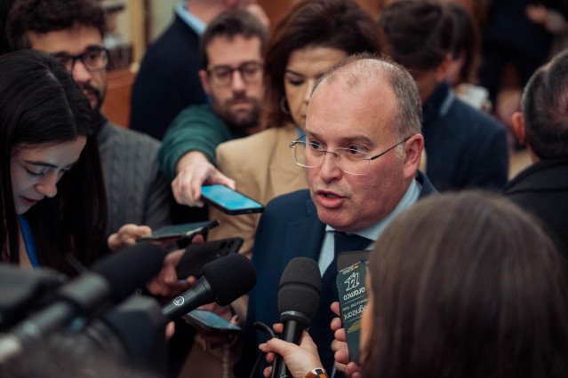 El portavoz del PP en el Congreso, Miguel Tellado, atiende a los medios antes de una sesión plenaria extraordinaria, en el Congreso de los Diputados, a 22 de enero de 2025, en Madrid (España). El Congreso celebra el primer pleno del año, de manera extraor