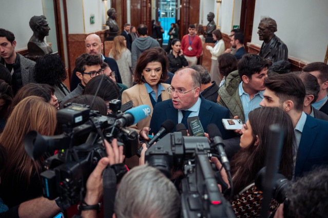 El portavoz del PP en el Congreso, Miguel Tellado, atiende a los medios antes de una sesión plenaria extraordinaria, en el Congreso de los Diputados, a 22 de enero de 2025, en Madrid (España). El Congreso celebra el primer pleno del año, de manera extraor