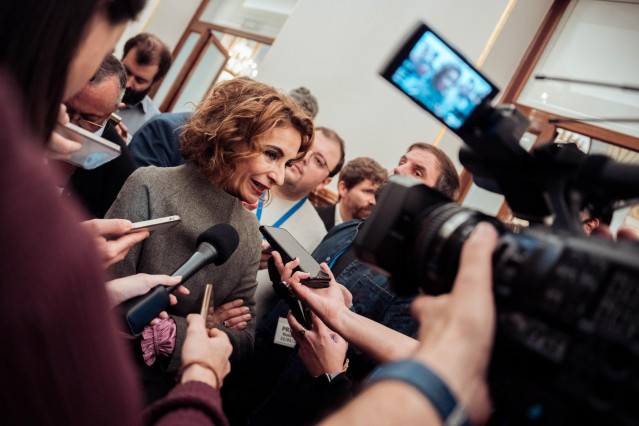 La vicepresidenta primera y ministra de Hacienda, María Jesús Montero, atiende a los medios antes de una sesión plenaria extraordinaria, en el Congreso de los Diputados, a 22 de enero de 2025, en Madrid (España).