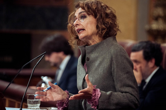 La vicepresidenta primera y ministra de Hacienda, María Jesús Montero, interviene durante una sesión plenaria extraordinaria, en el Congreso de los Diputados, a 22 de enero de 2025.