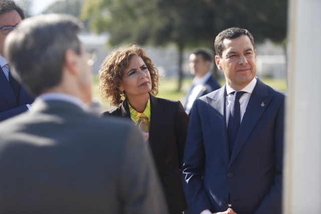 La vicepresidenta primera del Gobierno y ministra de Hacienda, María Jesús Montero (i); junto al presidente de la Junta de Andalucía, Juanma Moreno (d), durante el acto de firma de acuerdo entre Junta y SETT EPE, a 17 de enero de 2025, en Málaga (Andalucí
