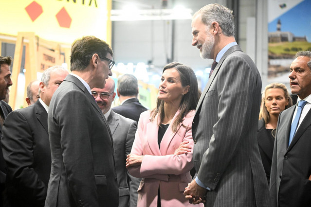 El presidente de la Generalitat de Cataluña, Salvador Illa, la Reina Letizia y el Rey Felipe durante la inauguración de la 45ª edición de la Feria Internacional de Turismo, Fitur 2025, en IFEMA Madrid, a 22 de enero de 2025, en Madrid (España).
