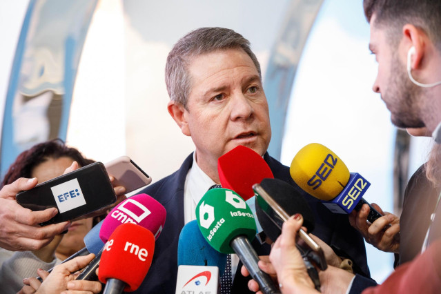 El presidente de Castilla-La Mancha, Emiliano García-Page, atiende a los medios tras asistir a la inauguración de la Feria Internacional de Turismo.