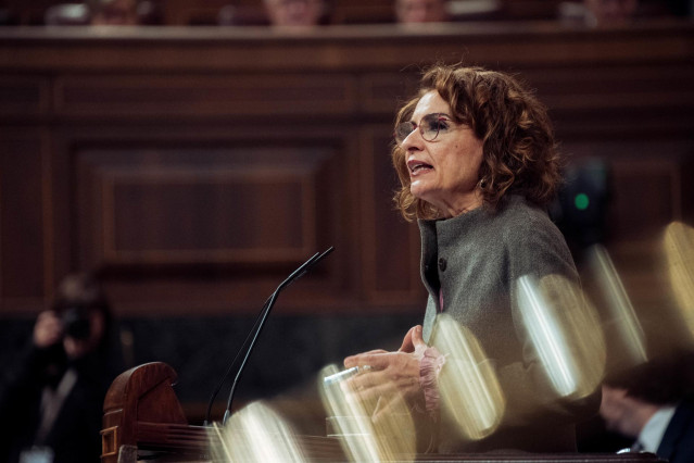 La vicepresidenta primera y ministra de Hacienda, María Jesús Montero, interviene durante una sesión plenaria extraordinaria, en el Congreso de los Diputados, a 22 de enero de 2025, en Madrid (España).