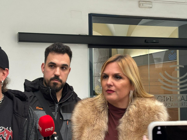 La consejera de Hacienda, Elena Manzano, atiende a los medios para anunciar la prróroga de los presupuestos