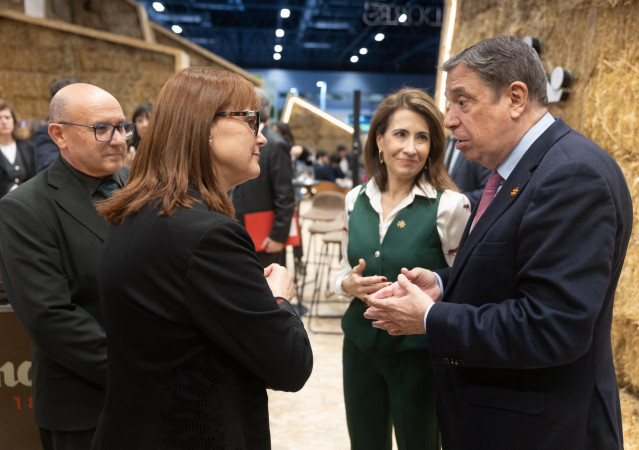 La presidenta de Paradores, Raquel Sánchez (2d) y el ministro de Agricultura, Pesca y Alimentación, Luis Planas (1d), en el estand de Paradores de España, en la Feria Internacional de Turismo FITUR 2025,