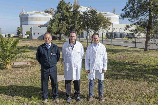 Archivo - El director general de Saggas, Santiago Álvarez; el consejero delegado de Enagás, Arturo Gonzalo; y el consejero delegado de Holcim España, Ricardo de Pablos, en una visita a la planta de GNL de Saggas en Sagunto.