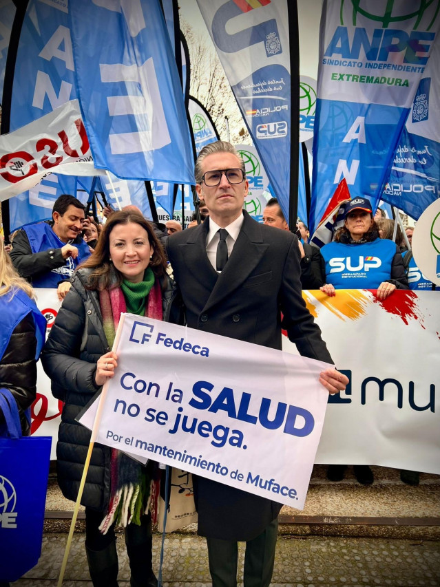 Concentración de Fedeca y otras asociaciones en la sede de Muface