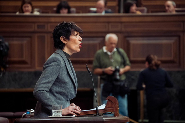 La ministra de Inclusión, Seguridad Social y Migraciones, Elma Saiz, interviene durante una sesión plenaria extraordinaria, en el Congreso de los Diputados, a 22 de enero de 2025, en Madrid (España).