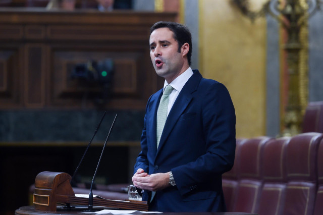 Archivo - El diputado de Vox Ignacio Hoces interviene durante un pleno en el Congreso de los Diputados.