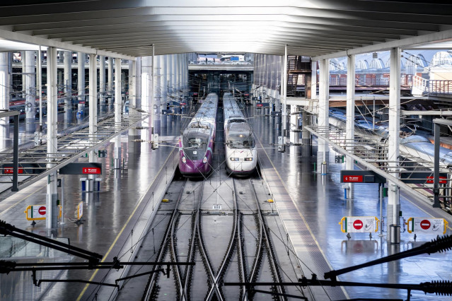 Archivo - Dos trenes en las vías de la estación de Atocha-Almudena Grandes, a 20 de diciembre de 2024. navideñas.