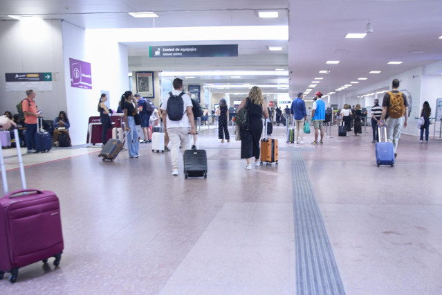 Archivo - Varias personas en la estación de Chamartín