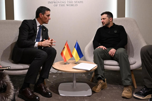 El presidente del Gobierno, Pedro Sánchez, junto al presidente de Ucrania, Volodymyr Zelensky, durante la reunión bilateral que han mantenido, en el Foro Económico Mundial de Davos, a 22 de enero de 2025, en Davos (Suiza).
