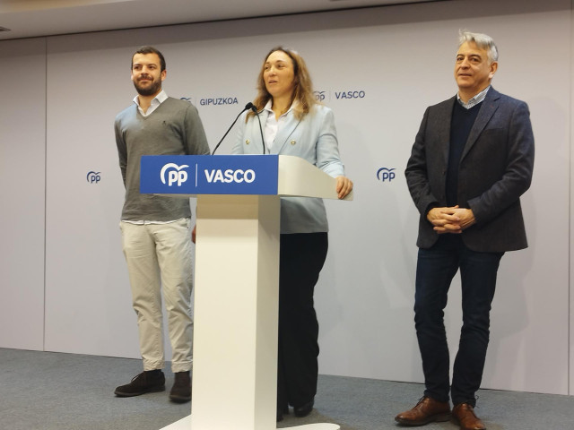 A la derecha Javier de Andrés acompañado de Muriel Larrea, presidenta del PP de Gipuzkoa, y Pablo Gómez, presidente de Nuevas Generaciones Euskadi.