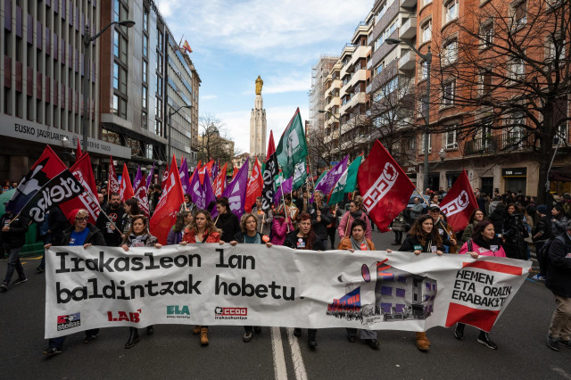 Manifestación convocada por los sindicatos LAB, Steilas, ELA y CCOO con motivo de la huelga en la enseñanza púbica no universitaria