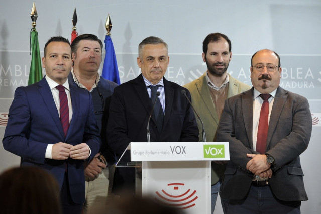 Los cinco diputados de Vox en la Asamblea de Extremadura en rueda de prensa para valorar la retirada de los PGEx 2025