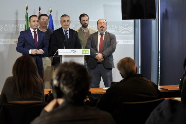 Los cinco diputados de Vox en la Asamblea de Extremadura en rueda de prensa