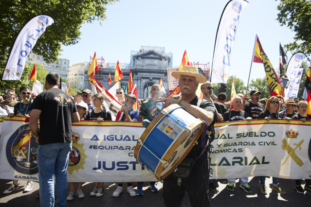Archivo - Un hombre con un tambor durante una manifestación convocada por JUPOL bajo el lema 'Porque tu JUBILACIÓN es lo más importante de la EQUIPARACIÓN’