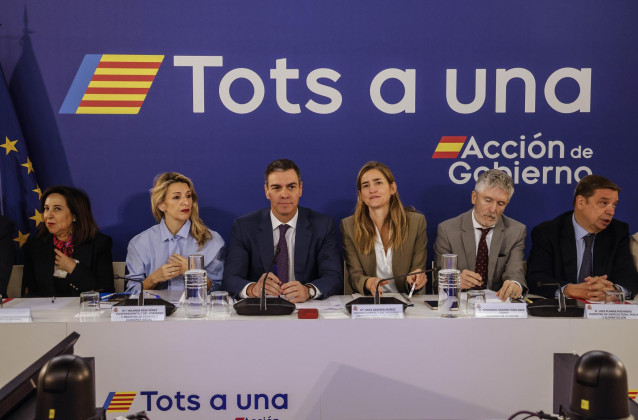 (I-D) La ministra de Defensa, Margarita Robles, la vicepresidenta segunda y ministra de Trabajo, Yolanda Díaz; el presidente del Gobierno, Pedro Sánchez; la vicepresidenta tercera y ministra para la Transición Ecológica, Sara Aagesen; el ministro de Inter