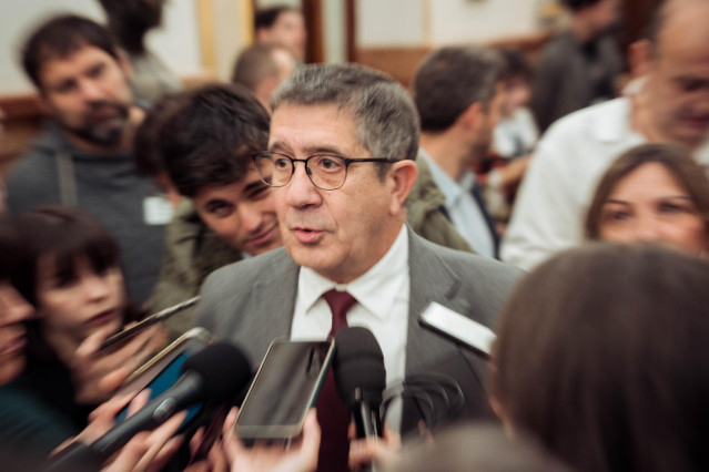 El portavoz del PSOE en el Congreso, Patxi López, en los pasillos del Congreso