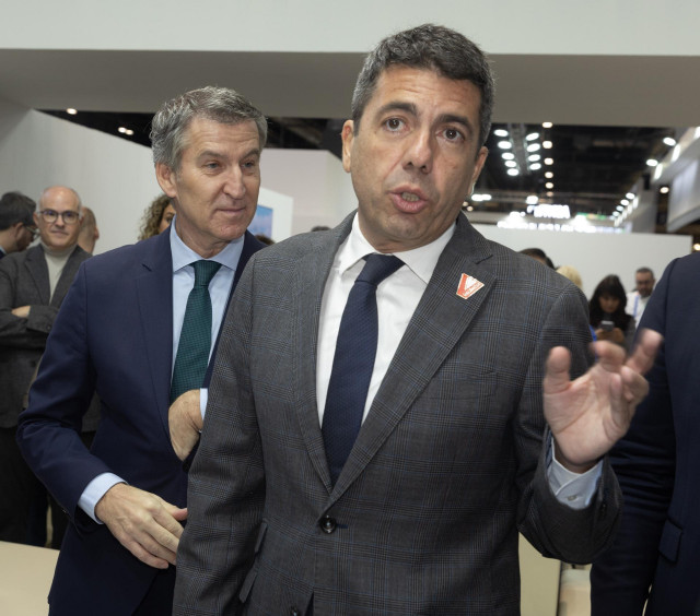 El presidente del Partido Popular, Alberto Núñez Feijóo (i), y el presidente de la Generalitat valenciana, Carlos Mazón (d), en el estand de la Comunidad Valenciana, durante su visita a la Feria Internacional de Turismo (FITUR)