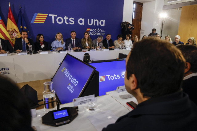(I-D) El ministro de Transporte y Movilidad Sostenible, Óscar Puente; la ministra de Defensa, Margarita Robles; la vicepresidenta segunda y ministra de Trabajo, Yolanda Díaz; el presidente del Gobierno, Pedro Sánchez; la vicepresidenta tercera y ministra