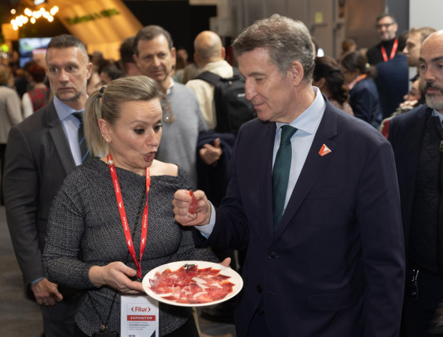 El presidente del Partido Popular, Alberto Núñez Feijóo, durante su visita a la Feria Internacional de Turismo (FITUR), en IFEMA Madrid, a 23 de enero de 2025, en Madrid (España). Fitur es un punto de encuentro global para los profesionales del turismo y