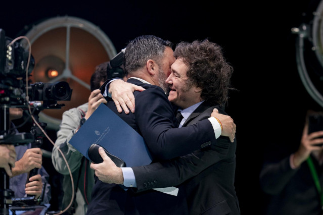 Archivo - El líder de VOX, Santiago Abascal (i), y el presidente de Argentina, Javier Milei (d), durante el acto ‘Viva 24’ de VOX, en el Palacio de Vistalegre.