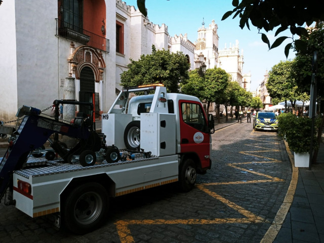 Archivo - Grúa en el entorno de la Catedral de Sevilla