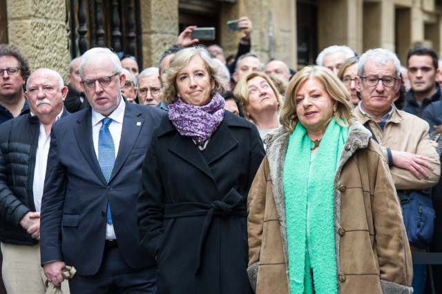 Archivo - La viuda de Gregorio Ordóñez y presidenta de la 'Fundación Gregorio Ordóñez Fenollar', Ana Iribar, y la presidenta de COVITE  y hermana de Gregorio Ordóñez, Consuelo Ordóñez, participan en el acto en el que se descubre una placa en su recuerdo