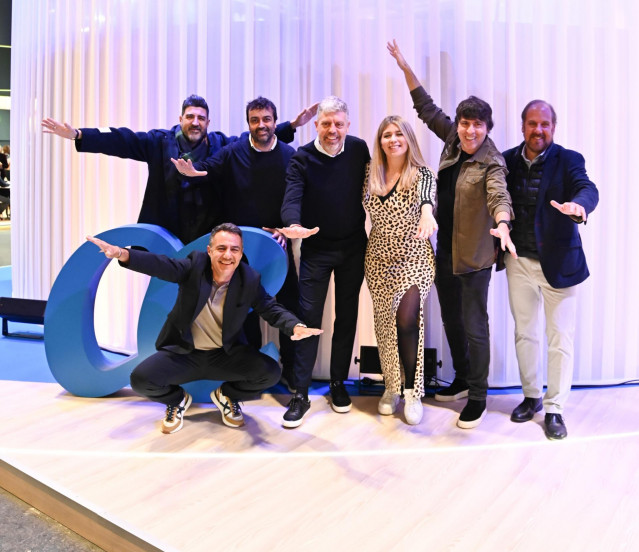 LOS40 y Air Europa han presentado en Fitur el avión Boeing 787 Dreamliner, que simboliza la unión entre la música y los viajes.