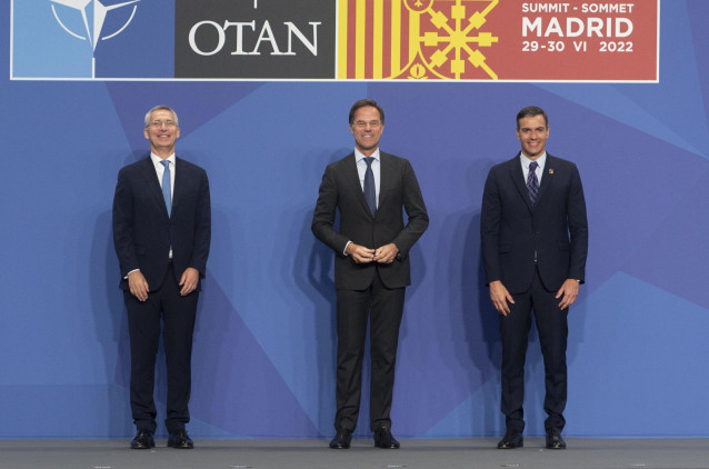 Archivo - (I-D) El secretario General de la OTAN, Jens Stoltenberg; el primer ministro holandés, Mark Rutte; y el presidente del Gobierno, Pedro Sánchez, a su llegada al comienzo de la Cumbre de la OTAN 2022 en el Recinto Ferial IFEMA MADRID, a 29 de juni