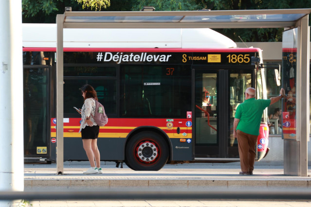 Archivo - Autobús del servicio municipal en el centro de Sevilla. A 1 de agosto de 2024, en Sevilla (Andalucía, España). Un autobús de Tussam circula por la zona de El Prado de San Sebastián, en el centro de Sevilla.