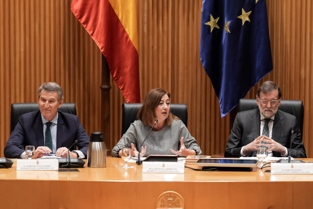 (I-D) El presidente del Partido Popular, Alberto Núñez Feijóo; la presidenta del Congreso de los Diputados, Francina Armengol y el expresidente del Gobierno, Mariano Rajoy, durante la presentación del libro de Mariano Rajoy, 'Discursos Parlamentarios de M
