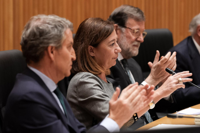 (I-D) El presidente del Partido Popular, Alberto Núñez Feijóo; la presidenta del Congreso de los Diputados, Francina Armengol y el expresidente del Gobierno, Mariano Rajoy, durante la presentación del libro de Mariano Rajoy, 'Discursos Parlamentarios de M