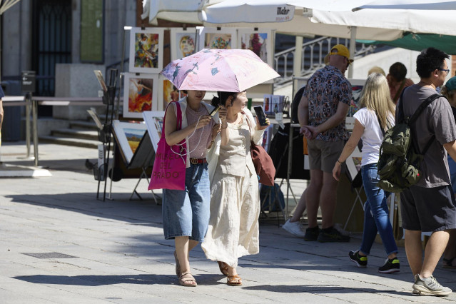 Archivo - Turistas paseando por la ciudad de Madrid