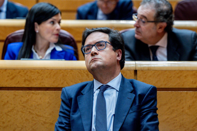 Archivo - El ministro de Transformación Digital, Óscar López, durante una sesión de control al Gobierno, en el Senado, a 17 de diciembre de 2024, en Madrid (España).