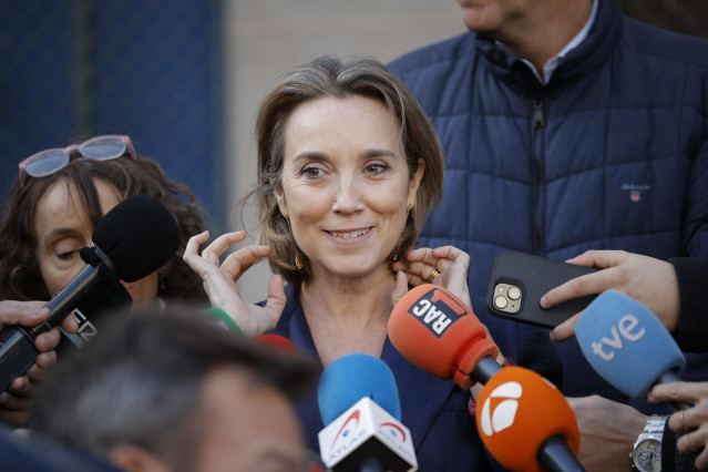 La secretaria general del PP, Cuca Gamarra, atiende a los medios de comunicación, a 17 de enero de 2025, en Badalona.