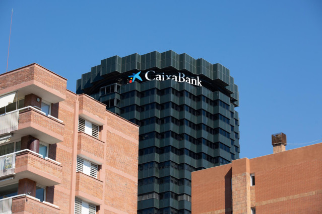 Archivo - Fachada de la sede de CaixaBank en la Avenida Diagonal de Barcelona.