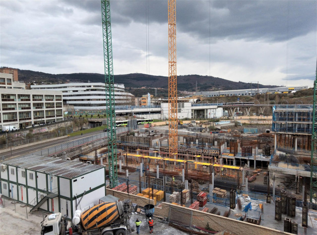 Archivo - Edificio en construcción en Bilbao