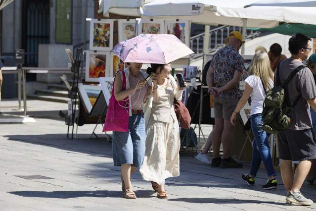 Archivo - Turistas paseando por la ciudad de Madrid
