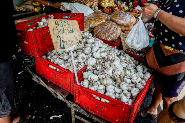 Archivo - Un puesto de ajos en un mercadillo