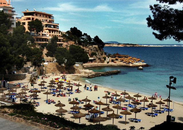 Archivo - Playa de Illetes (Baleares), turistas, mar