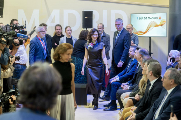 La presidenta de la Comunidad de Madrid, Isabel Díaz Ayuso(c), participa en la celebración del Día de Madrid en Fitur 2025, en la 45ª edición de la Feria Internacional del Turismo, (Fitur), en IFEMA