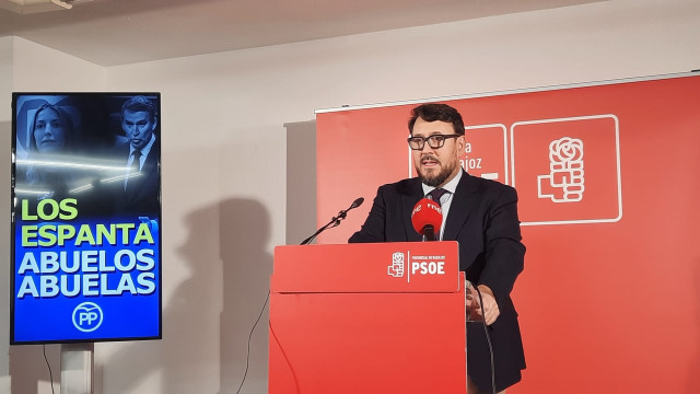 El secretario general del PSOE en la provincia de Badajoz, Rafael Lemus, ofrece una rueda de prensa