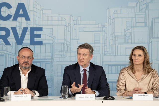 El presidente del PP catalán, Alejandro Fernández; el presidente del PP, Alberto Núñez Feijóo, y la vicesecretaria de Desarrollo Sostenible del Partido Popular, Paloma Martín.