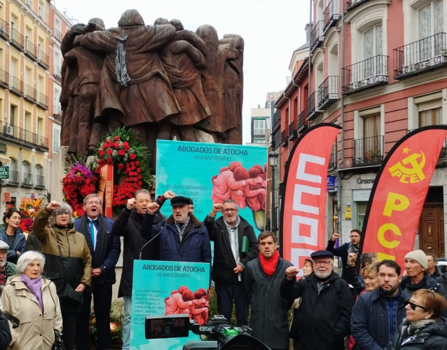 Miembros del Gobierno, CCOO, PCE y Asociación Abogados de Atocha cantando 'La Internacional', al finalizar el acto de conmemoración por los abogados de Atocha, asesinados hace 48 años.