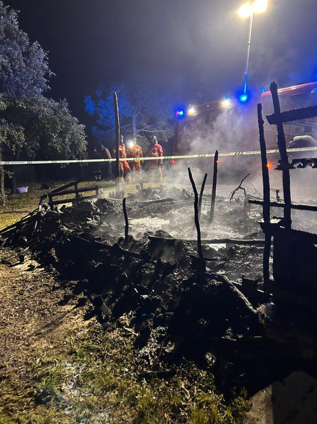 Efectivos del Consorcio de Bomberos de Huelva tras la extinción de un incendio en una chabola de Lucena del Puerto.